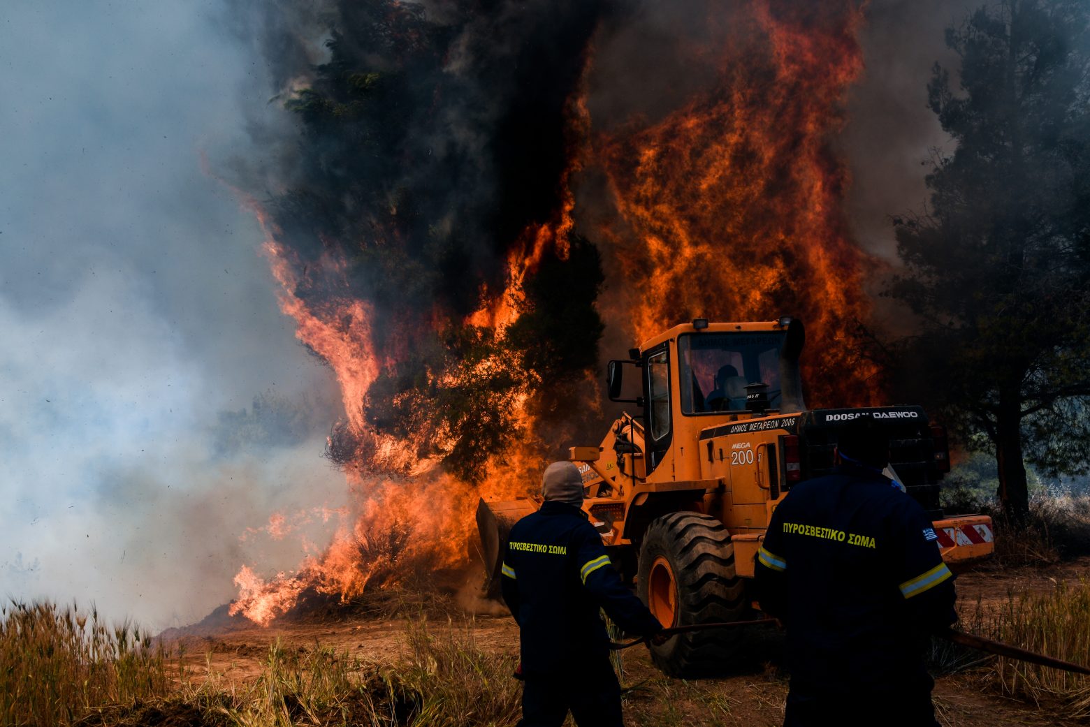 Φωτιά σε Κορινθία και Δυτική Αττική: Αναζωπυρώσεις στα πύρινα μέτωπα - Εκκενώνονται οικισμοί
