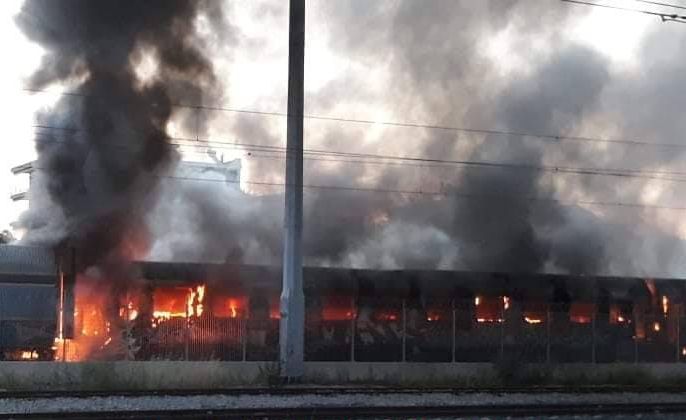 Θεσσαλονίκη: Συναγερμός για φωτιά σε εγκαταλελειμμένα βαγόνια