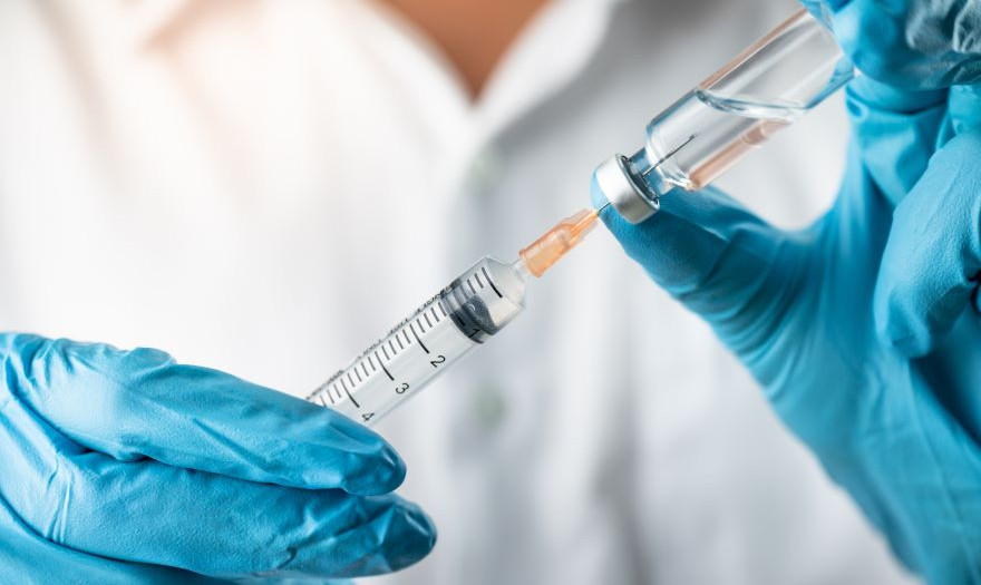 Θεμιστοκλέους: Ξεπέρασαν τα 3,74 εκατ. οι εμβολιασμοί – Τέλη Μαΐου τα ραντεβού για 30άρηδες και 40-44 για όλα τα εμβόλια