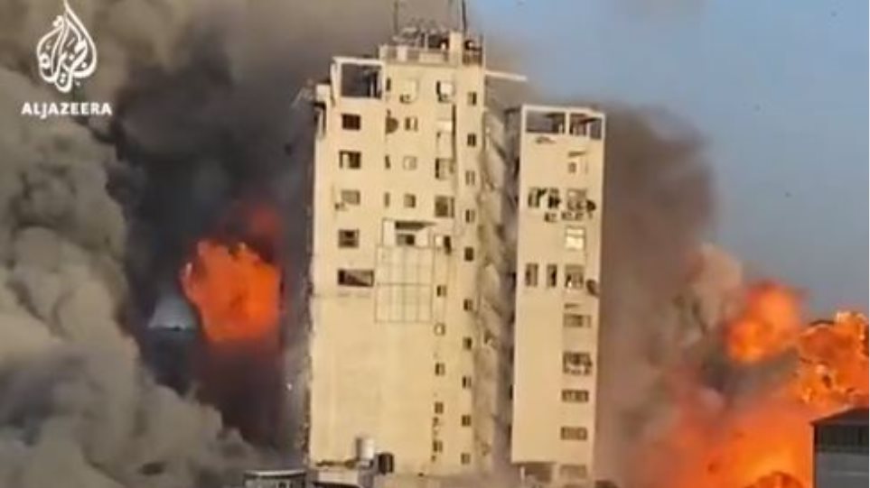 Ισραήλ: Βομβαρδίζει κτίρια που στεγάζουν ΜΜΕ - Η συγκλονιστική στιγμή που καταρρέει κτίριο στη Γάζα