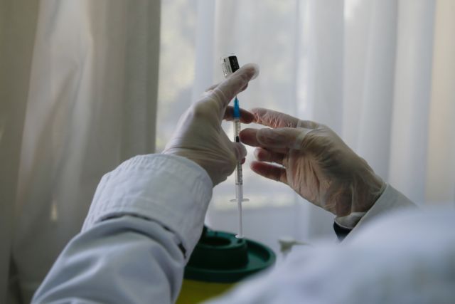 Θεμιστοκλέους: Πόσα εμβόλια αναμένονται στην Ελλάδα τον Ιούνιο