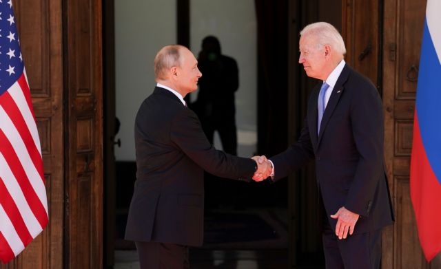 Συνάντηση Μπάιντεν - Πούτιν: Η χειραψία, τα χαμόγελα και η ευχή
