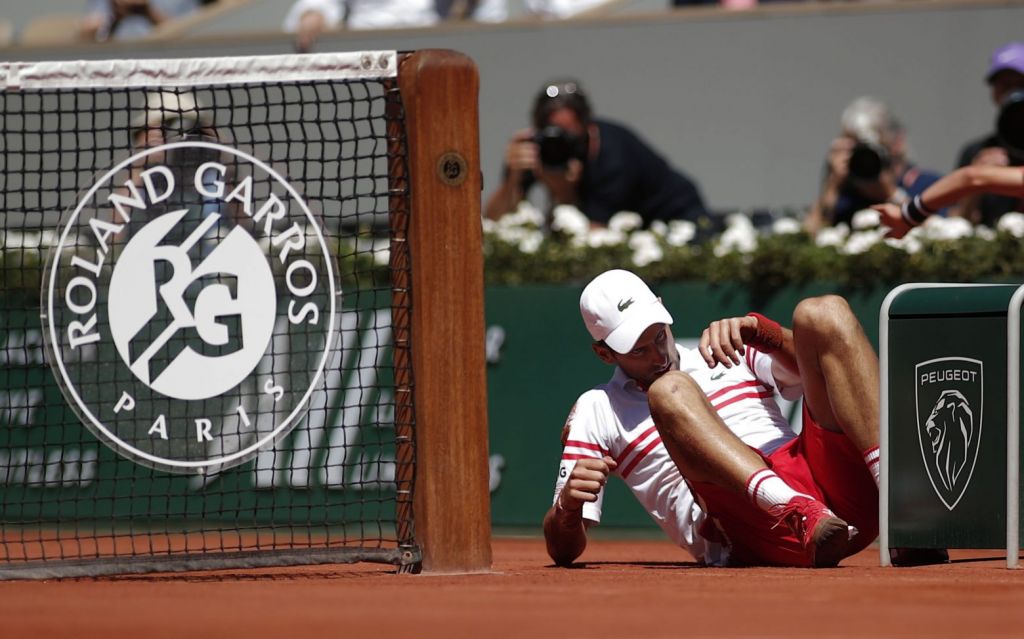 Στέφανος Τσιτσιπάς: «Ατύχημα» για τον Τζόκοβιτς στον τελικό του Roland Garros –  Τον «έριξε» κάτω ο έλληνας τενίστας