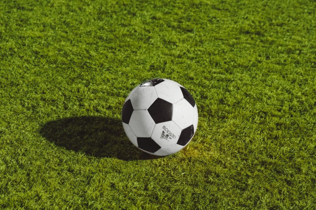 Κλώτσα σαν κορίτσι: Μια έφηβη παίζει ποδόσφαιρο με τακούνια και μας αφήνει με το στόμα ανοιχτό