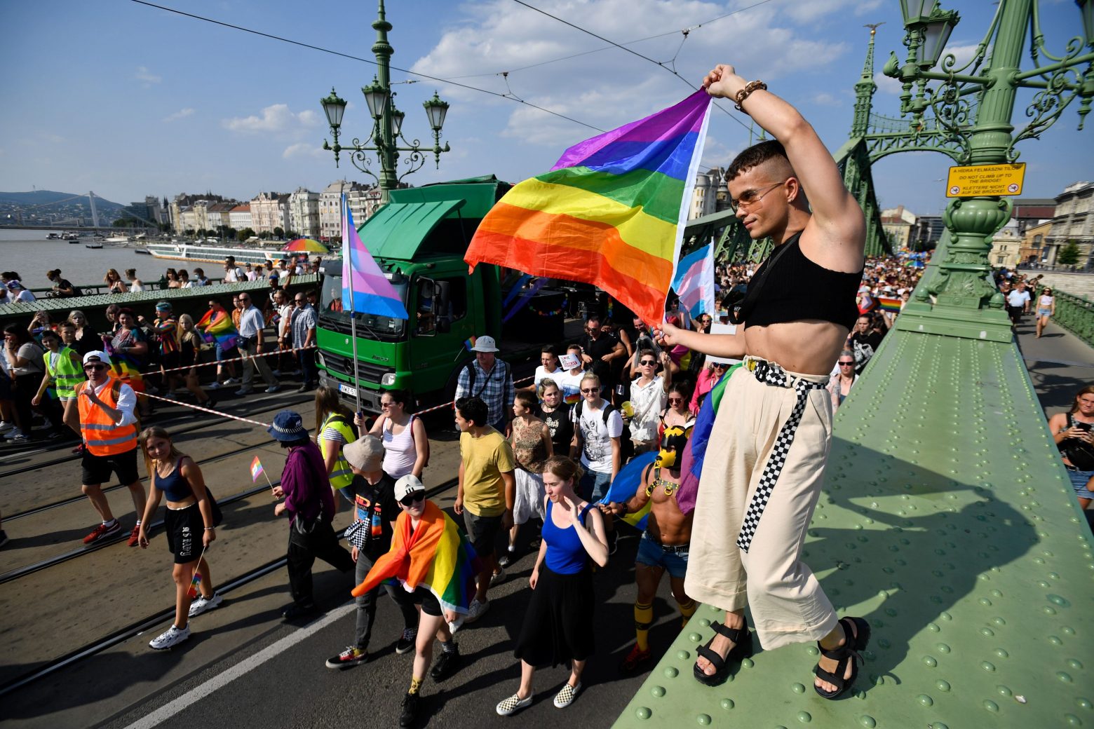 Ουγγαρία: Χιλιάδες στους δρόμους για το Pride - «Η αγάπη είναι ανθρώπινο δικαίωμα»
