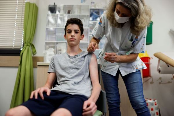 Κοροναϊός: Γιατί η Επιτροπή είπε το «ναι» στον εμβολιασμό των εφήβων 15 έως 17 ετών - Πώς θα γίνεται, πότε ξεκινά