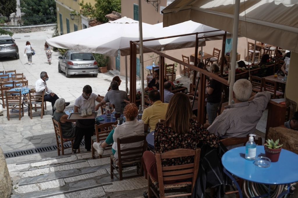 Νέα μέτρα: Υποχρεωτικοί εμβολιασμοί και «καλοκαίρι καθημένων» – Βαριές «καμπάνες» για τους παραβάτες