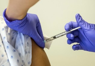 Εμβόλια Pfizer, AstraZeneca – Πόσο έχει μειωθεί η αποτελεσματικότητα σύμφωνα με νέα μελέτη