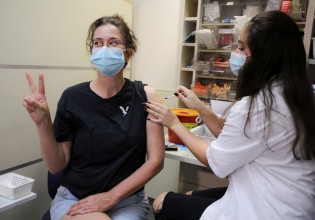 Εμβόλιο – Στα 30 χρόνια κατεβάζει το Ισραήλ το όριο για τρίτη δόση