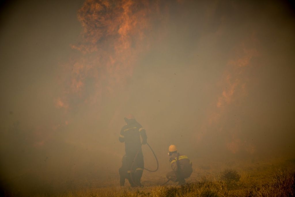 Φωτιά στην Εύβοια – Εγκλωβισμένα πυροσβεστικά οχήματα κοντά στη Λίμνη