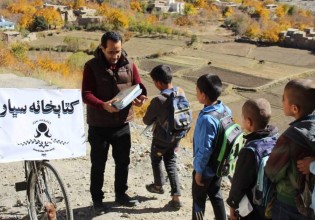 Αφγανιστάν – Ο δάσκαλος με το ποδήλατο που μετέφερε βιβλία στα παιδιά – «Φοβάμαι ότι το μέλλον θα είναι φριχτό, αν…»