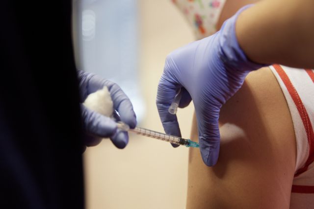 Κικίλιας – Θα επιστρατεύσουμε κινητές μονάδες για μαζικό εμβολιασμό στα ξενοδοχεία