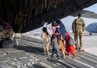 «Φύγετε αμέσως από το αεροδρόμιο της Καμπούλ» – Για απειλή τρομοκρατικής ενέργειας προειδοποιούν ΗΠΑ, Βρετανία, Αυστραλία