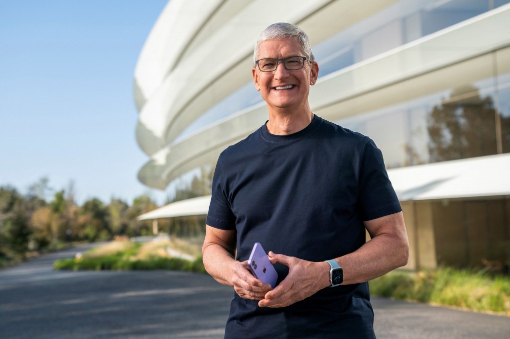 Apple – Μετοχές 752 εκατ. δολαρίων πούλησε σε μια εβδομάδα ο Τιμ Κουκ