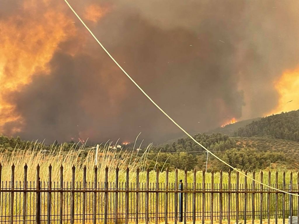 Φωτιά στην Εύβοια – Το in.gr στο Πευκί – Συγκλονιστικές εικόνες με τον καπνό να σκεπάζει τον οικισμό
