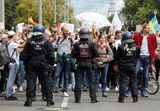 Μπαράζ διαδηλώσεων στη Γερμανία κατά των μέτρων για την πανδημία – Μαζικές προσαγωγές και συλλήψεις