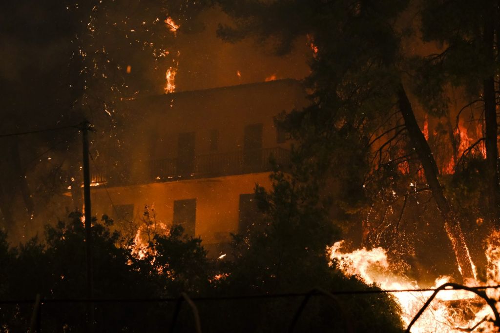 Φωτιά στην Εύβοια – Έκτη νύχτα αγωνίας – Τρόμος για αναζωπυρώσεις – Στους δρόμους οι κάτοικοι