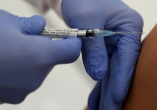 Κοροναϊός – Έκκληση από τον Μαγιορκίνη στους νέους να εμβολιαστούν
