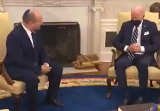 Ο Μπάιντεν στα χνάρια της Μέρκελ – Κοιμήθηκε στη συνάντηση με τον πρωθυπουργό του Ισραήλ