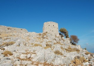 Καρδάμυλα Χίου – Ανεβαίνοντας στο κάστρο της Γριάς