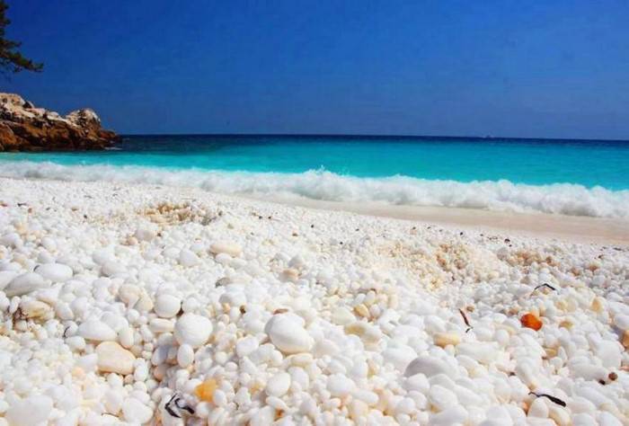 Αυτή είναι η «μαρμάρινη παραλία» της Ελλάδας - Πού βρίσκεται, από που πήρε το όνομά της