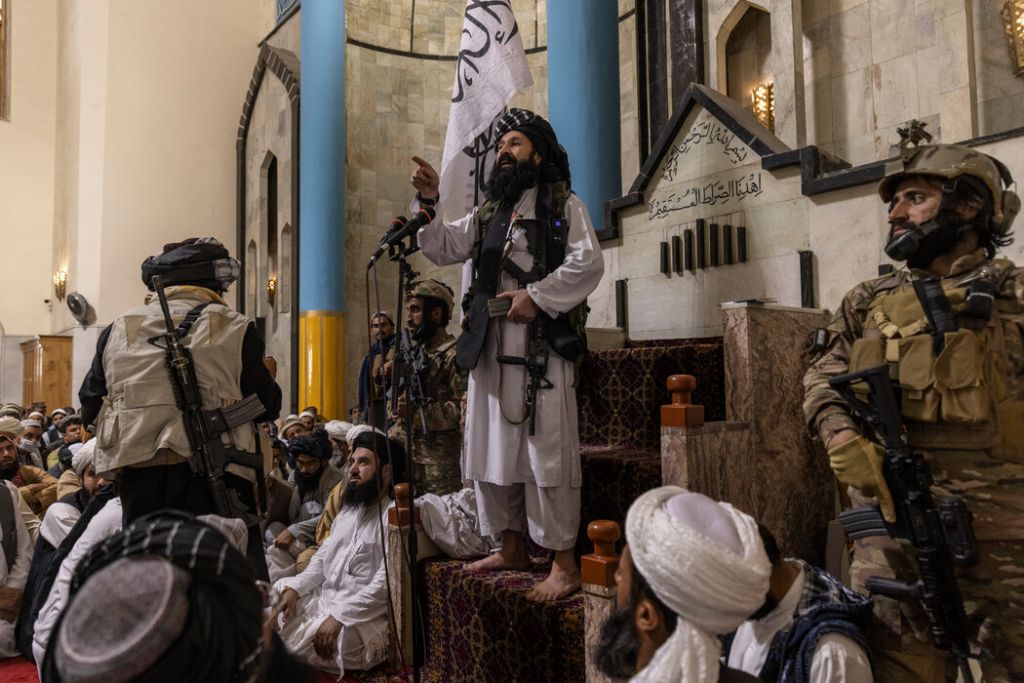 Αφγανιστάν – Ο Χαλίλ Χακανί, επικηρυγμένος για 5 εκατ. δολάρια από τις ΗΠΑ, στην προσευχή της Παρασκευής