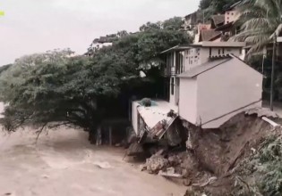 Μεξικό – Στο έλεος του τυφώνα Νόρα – Σπίτι γκρεμίζεται σαν τραπουλόχαρτο