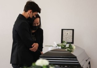 Άκης Τσοχατζόπουλος – Συγγενείς και φίλοι είπαν το τελευταίο «αντίο» στην κηδεία του