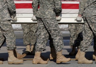 Αφγανιστάν – Οδύνη για τους νεκρούς αμερικανούς στρατιώτες – Δριμύ κατηγορώ συγγενών κατά Μπάιντεν