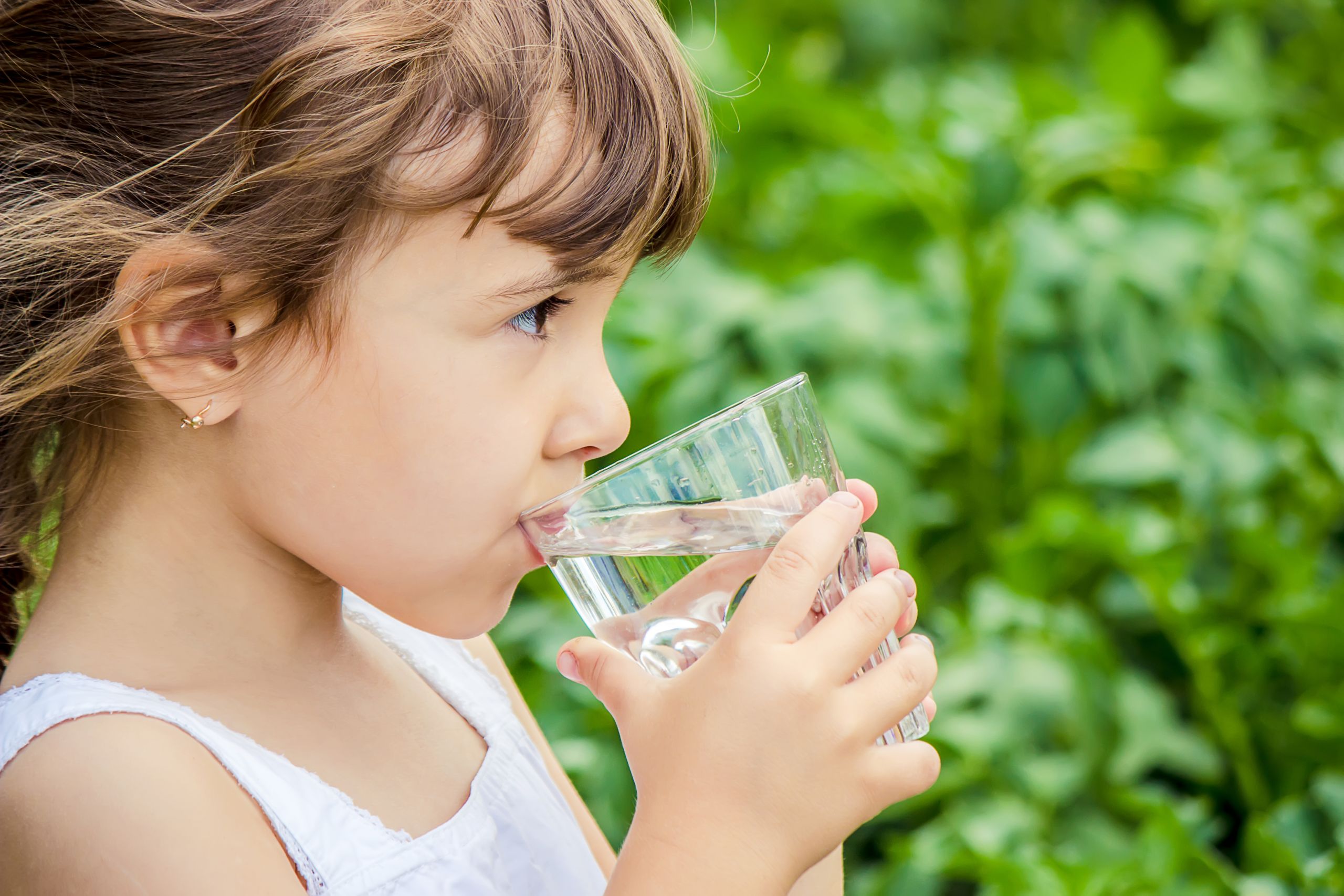 Пить. Чистая вода. Питье воды. Ребенок пьет. Дети воды.