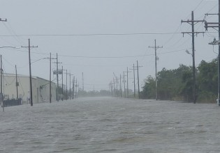 ΗΠΑ – Εικόνες αποκάλυψης από τον τυφώνα Άιντα που σαρώνει τη Λουιζιάνα