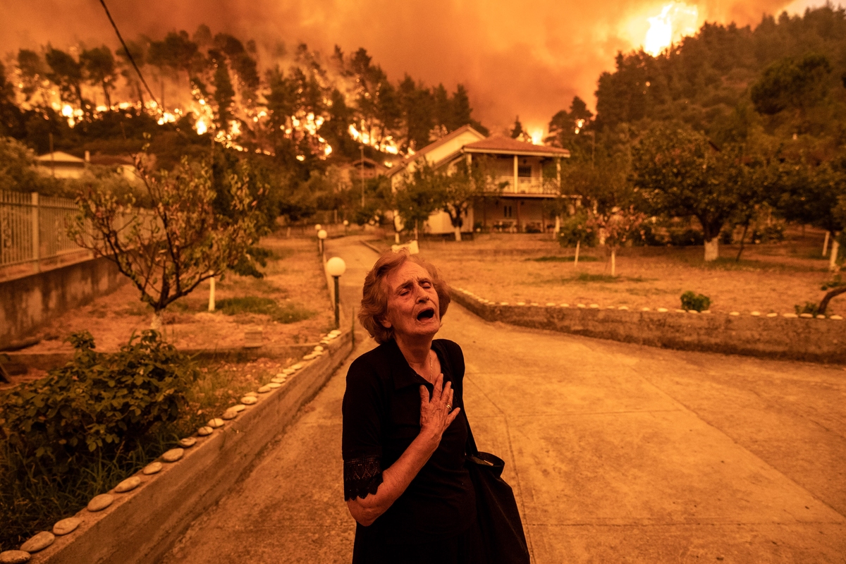 Φωτιά στην Εύβοια - Συγκλονιστικές φωτογραφίες στα διεθνή ΜΜΕ από το πύρινο μέτωπο