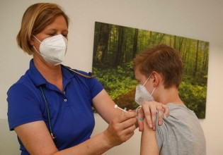 Βρετανία – Προετοιμάζει μαζικούς εμβολιασμούς παιδιών 12-15 ετών
