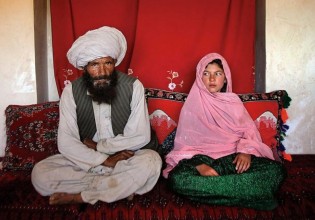Αφγανιστάν – Γροθιά στο στομάχι η φωτογραφία 11χρονου κοριτσιού με τον 40άρη μέλλοντα σύζυγό της