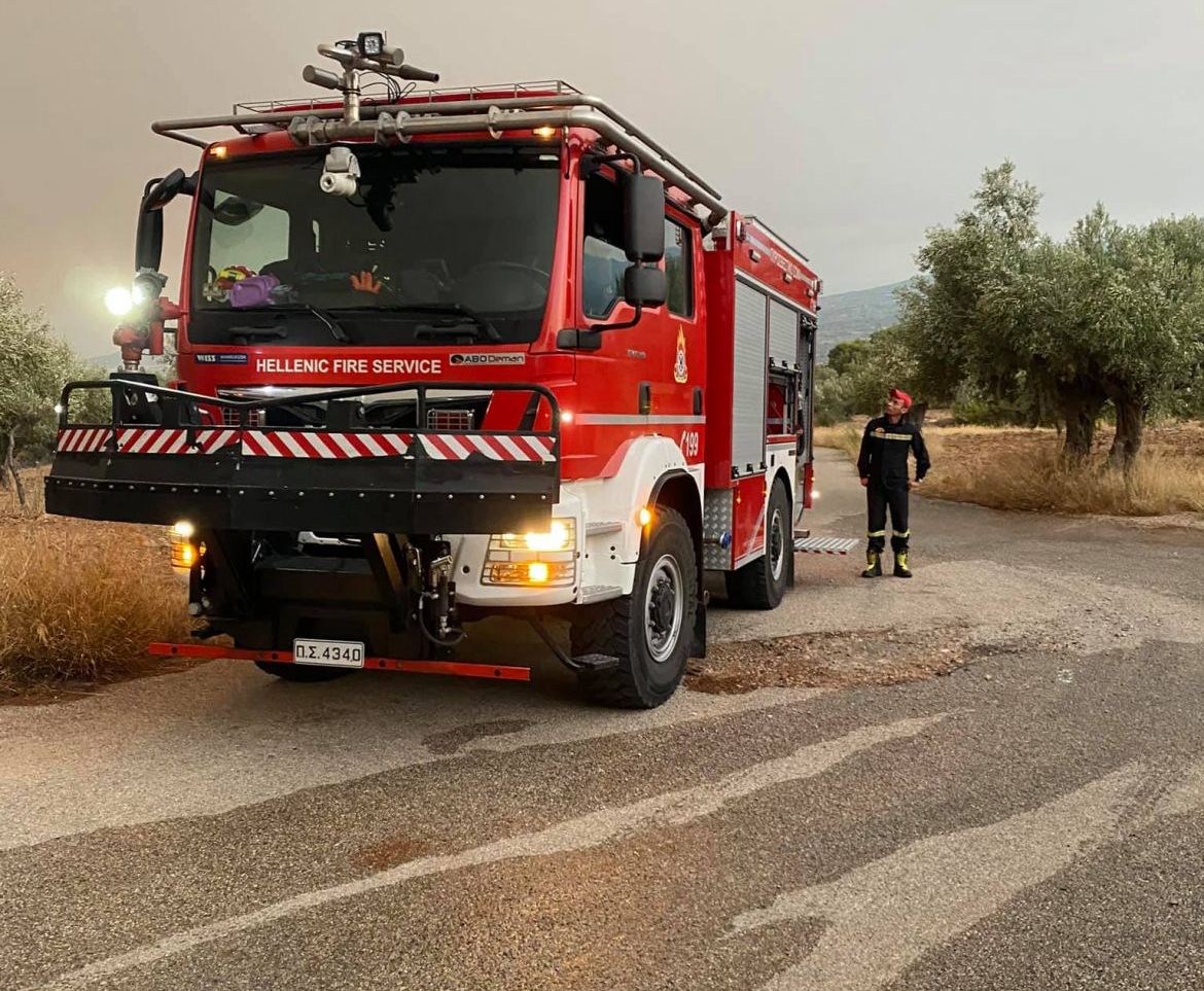 Φωτιά στα Βίλια – «Μάχη» στη Βένιζα να μην περάσουν οι φλόγες στα Μέγαρα