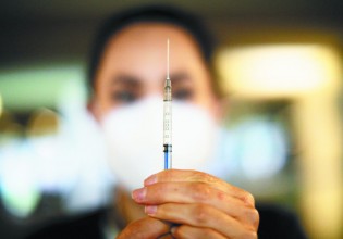 Εμβόλιο – Κορυφαίοι ειδικοί αμφισβητούν την ανάγκη τρίτης δόσης
