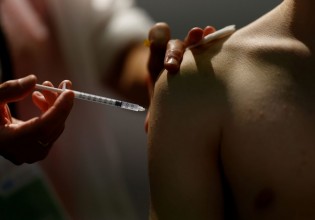 Εμβόλιο – Αρνητικοί στην τρίτη δόση εμφανίζονται οι ειδικοί της FDA