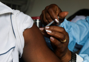 Κοροναϊός – Μόλις το 2% του πληθυσμού έχουν εμβολιάσει οι μισές χώρες της Αφρικής