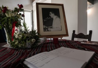 Μίκης Θεοδωράκης – Σημειώματα και λουλούδια στο σπίτι του στον Γαλατά Χανίων