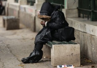 ΕΛΣΤΑΤ – Κίνδυνος φτώχειας για σχεδόν 1 στους 3 στην Ελλάδα