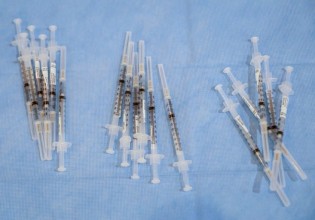Κοροναιός – Στα σκουπίδια 15 εκατ. δόσεις εμβολίων από το Μάρτιο στις ΗΠΑ