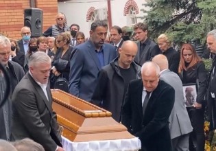 Σπαρακτικές στιγμές στο Βελιγράδι – Ομπράντοβιτς, Ντανίλοβιτς, Ράτζα κουβαλούν το φέρετρο του Ίβκοβιτς