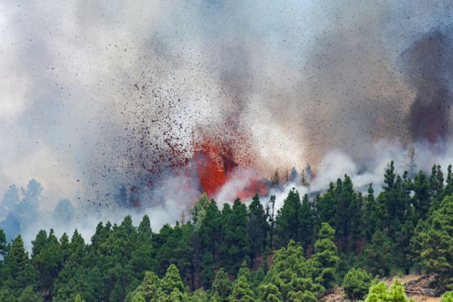 Ισπανία - Λάβα και στάχτες εκλύονται από το ηφαίστειο - Στην προσπάθεια εκκένωσης και ο στρατός