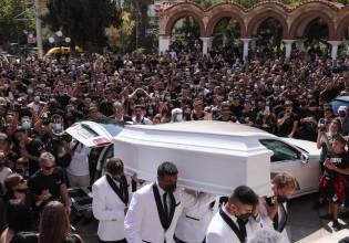 Mad Clip – Θλίψη στο τελευταίο αντίο στον τράπερ – Συγκλονιστικές στιγμές στην κηδεία