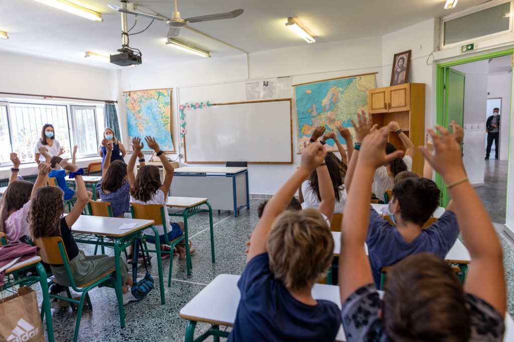 Κοροναϊός – Αγώνας δρόμου για να αποφευχθεί η διασπορά του ιού – Ένα στα τέσσερα κρούσματα εντοπίζεται σε παιδί