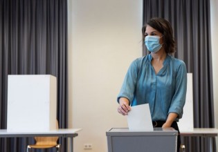 Εκλογές στη Γερμανία – Με μπλούζα 300 ευρώ πήγε στην κάλπη η υποψήφια των Πρασίνων