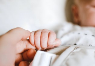 Κοροναϊός – Σε ΜΕΘ βρέφος δύο μηνών – 15 παιδιά νοσηλεύονται στην Αττική