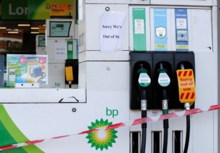Βρετανία – Απίστευτες ουρές στα βενζινάδικα – Ξεμένουν από καύσιμα