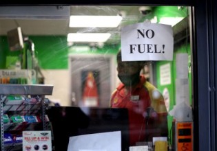 Βρετανία – Έκκληση από την κυβέρνηση – «Μην γεμίζετε μπουκάλια νερού με καύσιμα στα βενζινάδικα»