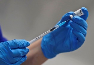 Κοροναϊός – Προ των πυλών ο υποχρεωτικός εμβολιασμός για καθηγητές, ιερείς και σώματα ασφαλείας